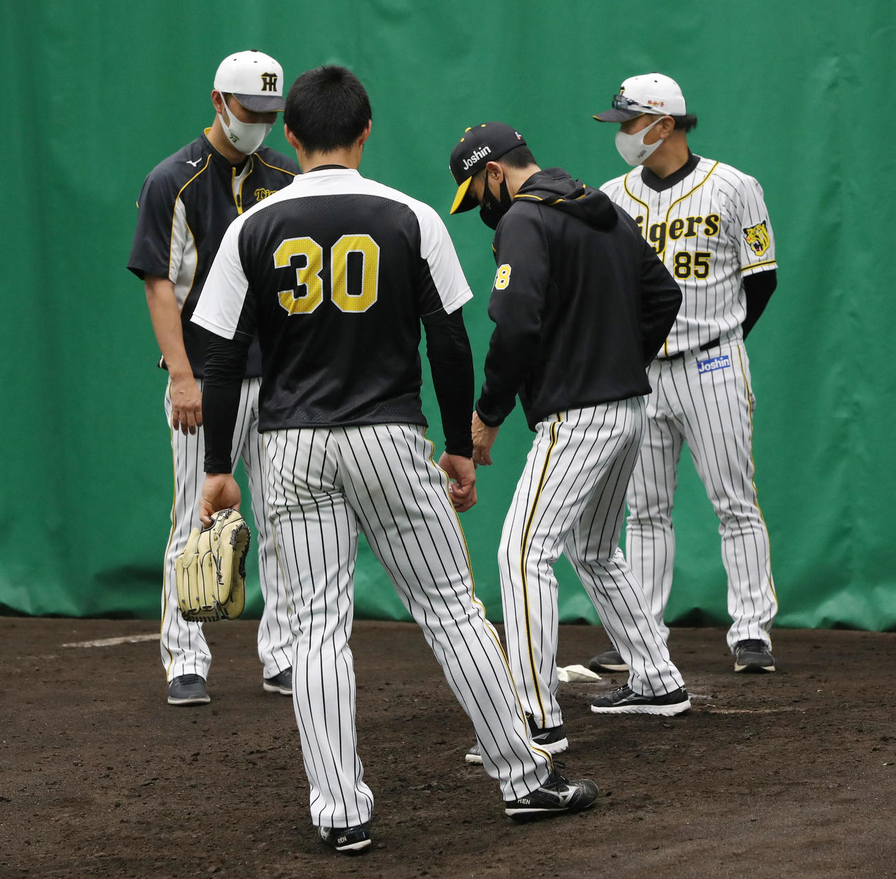 ブルペンで阪神佐藤蓮（中央左）を指導する矢野監督（同右）。左端は金村コーチ、右端は福原コーチ（撮影・前田充）