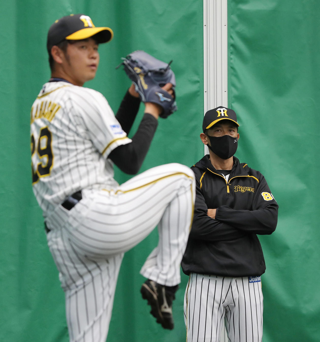 ブルペンで阪神高橋（左）の投球練習を見つめる矢野監督（撮影・前田充）
