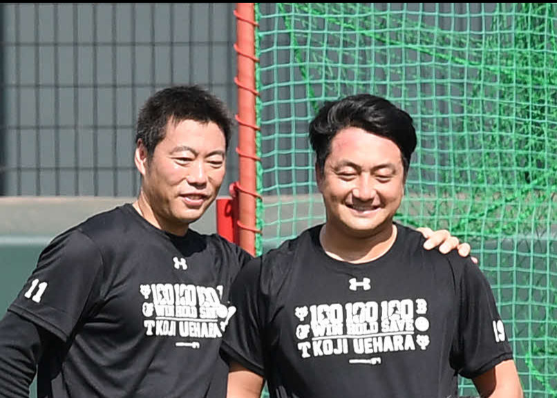 18年7月、上原の100勝100S100ホールド記念Tシャツを着てポーズを決める巨人上原（左）と沢村
