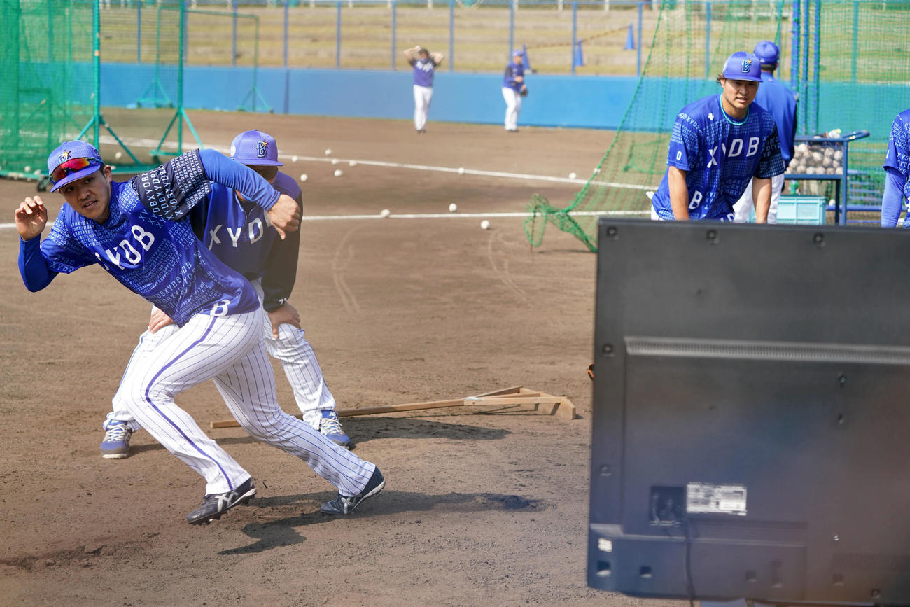 映像を見ながら盗塁の練習をするDeNA田中俊（撮影・横山健太）
