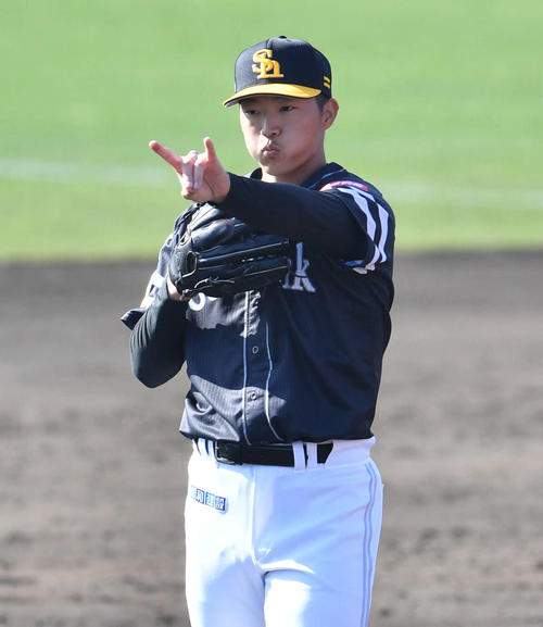 紅白戦4回裏白組1死、長谷川を二ゴロに抑え、指で2をつくる川原（撮影・岩下翔太）