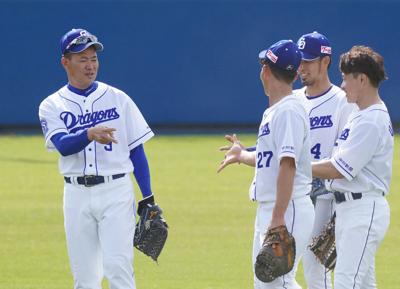 左から大野奨、藤井、大島らとじゃんけんをする福留（左）