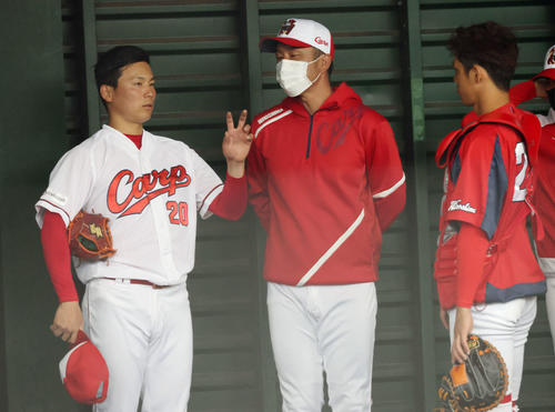 11日、永川投手コーチ（中央）と話すドラフト1位の栗林（左）。右は中村奨