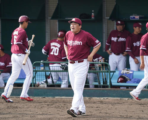 阪神対楽天　9回、交代を告げる楽天石井GМ兼監督（撮影・菅敏）