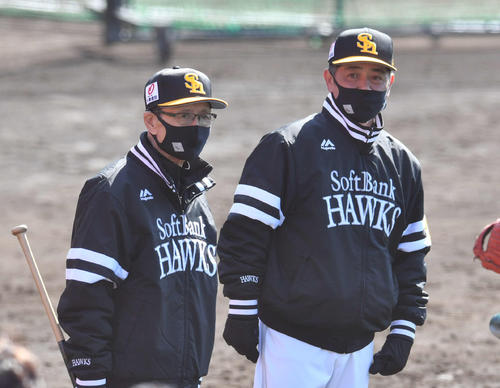 王球団会長（左）と練習を見つめる工藤監督（撮影・岩下翔太）
