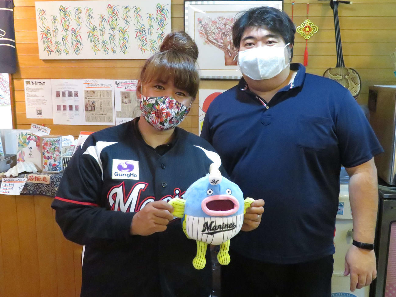ロッテファンとの再会を願う「沖縄居酒屋石垣島」の池間さん夫妻（撮影・金子真仁）