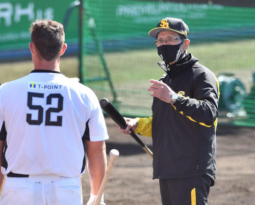 打撃練習中のリチャード（左）に声をかける王球団会長（撮影・岩下翔太）