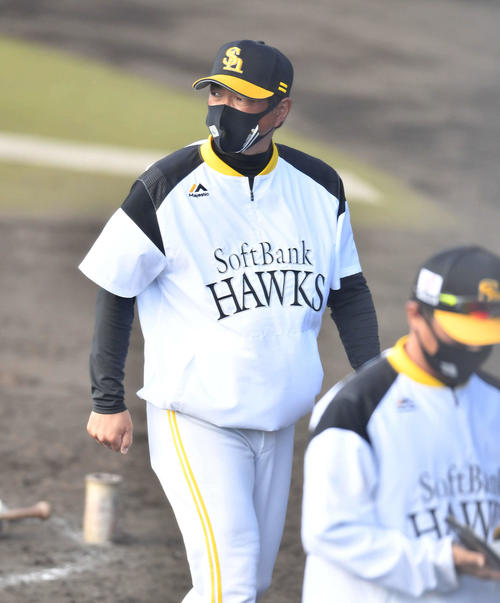 紅白戦を終えて引き揚げる小久保ヘッドコーチ（撮影・岩下翔太）