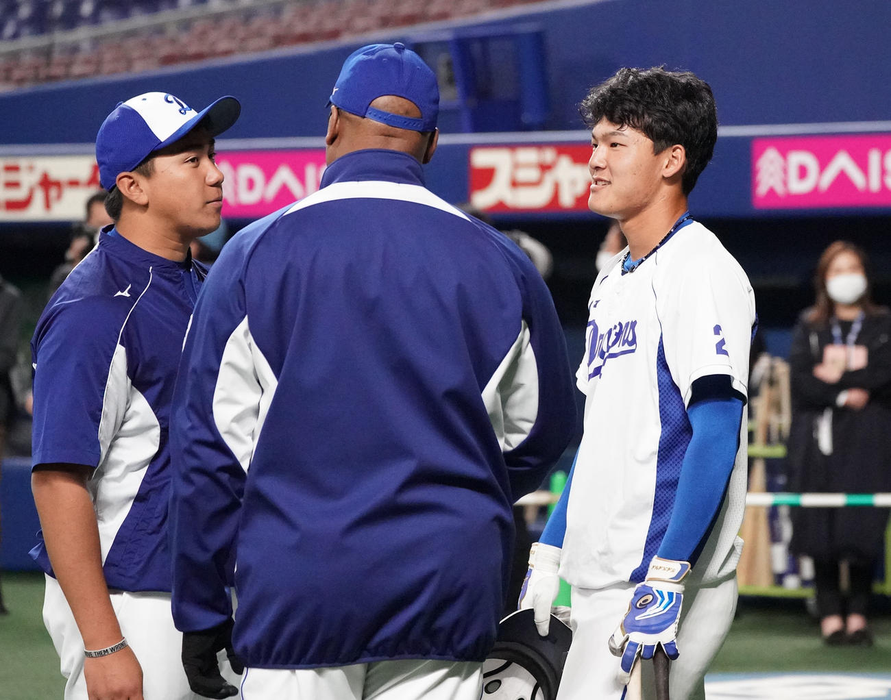 20年3月、パウエルコーチ（中央）と話す石川昂（右）。左が児玉健通訳