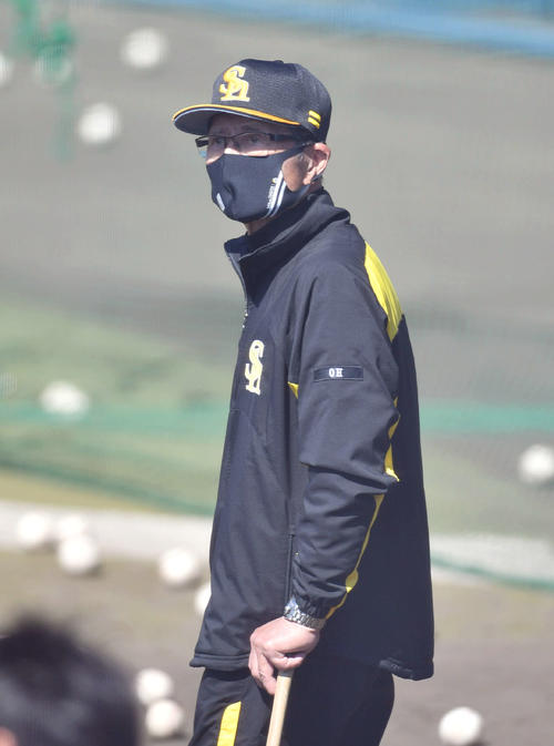 ナインの練習を見つめる王球団会長（撮影・岩下翔太）