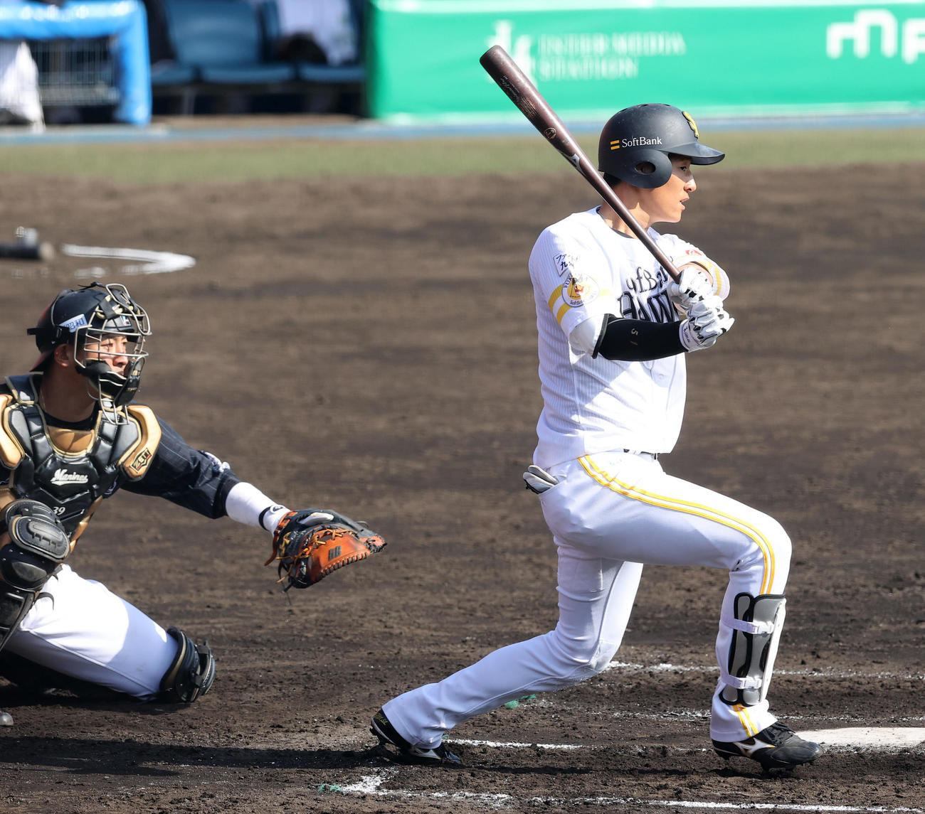 ソフトバンク対ロッテ　6回裏ソフトバンク2死一、二塁、右翼線に適時打を放つ上林（撮影・垰建太）