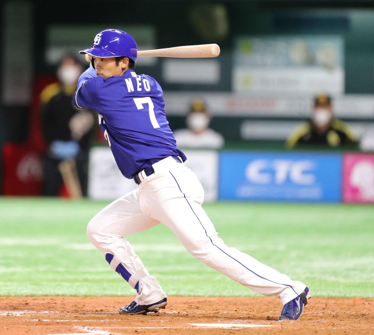 左前適時打を放つ中日根尾（2021年3月2日撮影）