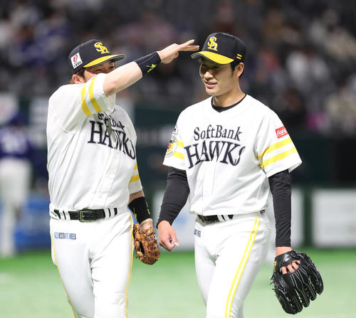 先発した武田は4回を投げ無失点と好投、松田に頭をなでられる（撮影・梅根麻紀）