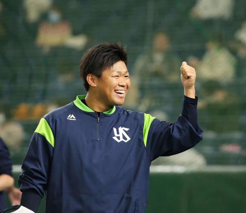 試合前、観客の声援に応えるヤクルト田口（2021年3月4日撮影）
