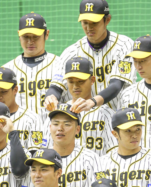 写真撮影で藤浪晋太郎（上段左から2人目）に帽子をいじられる小野寺暖（2021年3月3日撮影）