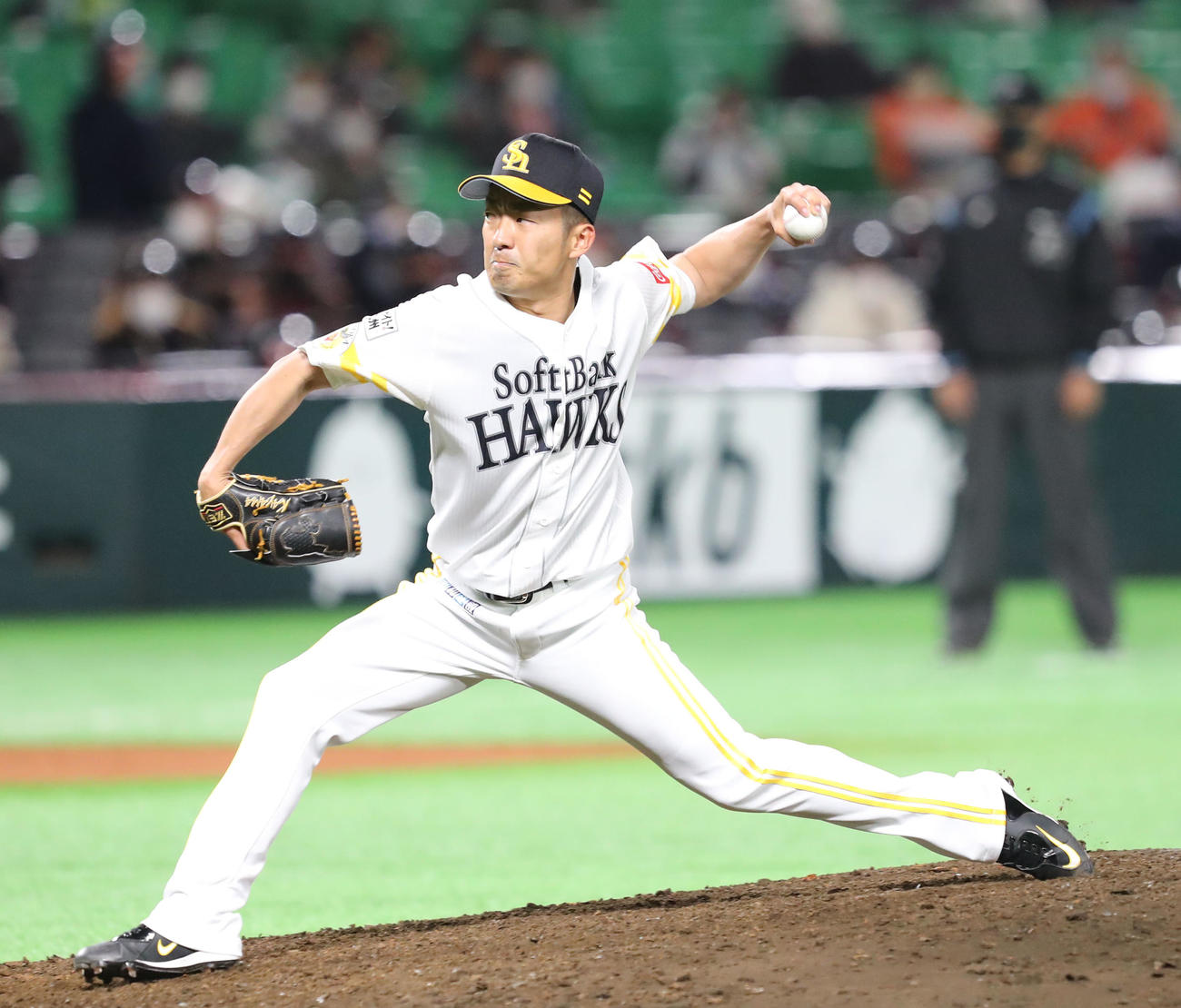 ソフトバンク対巨人　3番手として登板した嘉弥真（撮影・梅根麻紀）