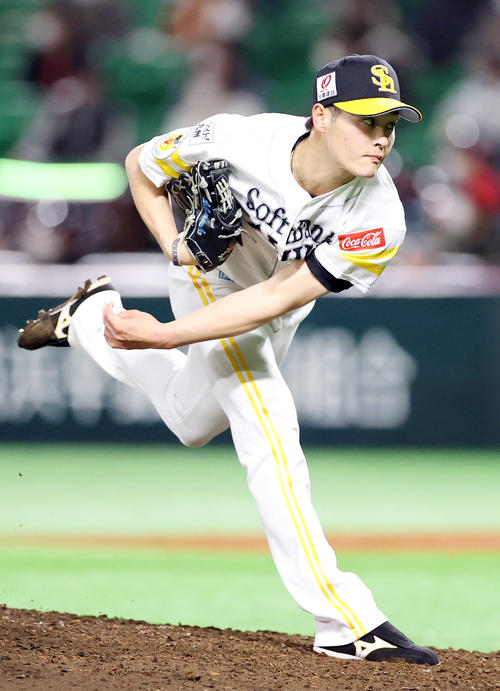 ソフトバンク対巨人　5回表から登板する笠谷（撮影・狩俣裕三）