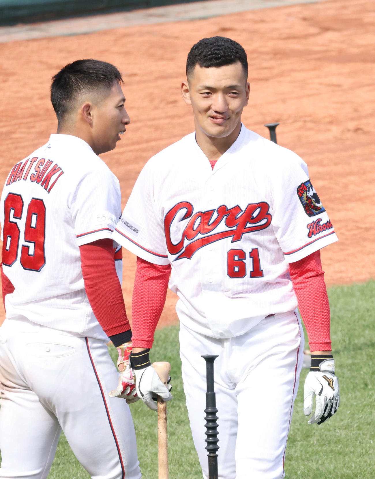 パンチパーマで笑顔の広島矢野雅哉（右）と羽月隆太郎（2021年3月3日撮影）