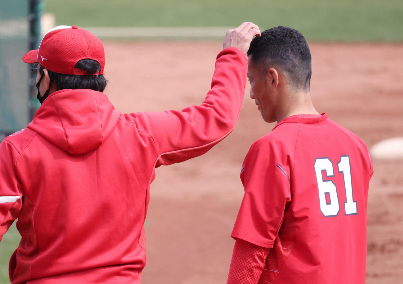 パンチパーマの広島矢野雅哉（右）をヤクルトのスタッフらに紹介する河田雄祐ヘッドコーチ（2021年3月7日撮影）