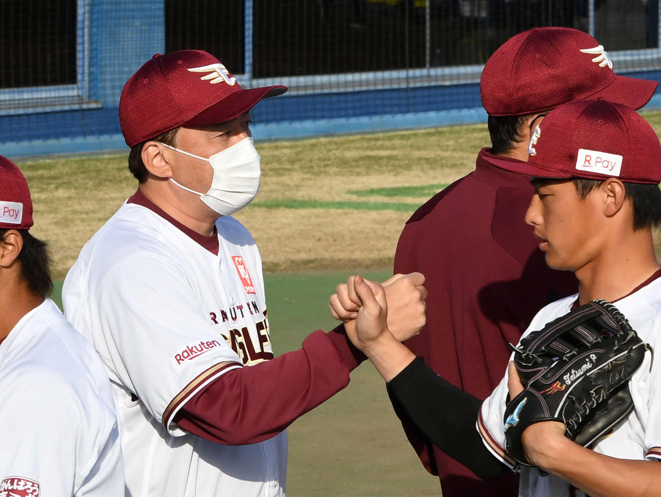 11日ロッテ戦に逆転勝ちした楽天石井一久GM兼監督（左）は選手とグータッチ