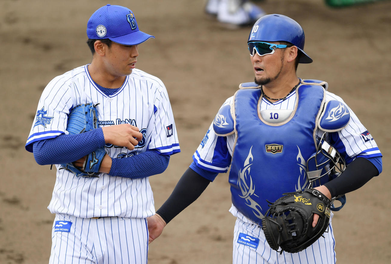 打撃投手を終え、会話を交わすDeNA入江（左）と戸柱（2021年2月12日撮影）