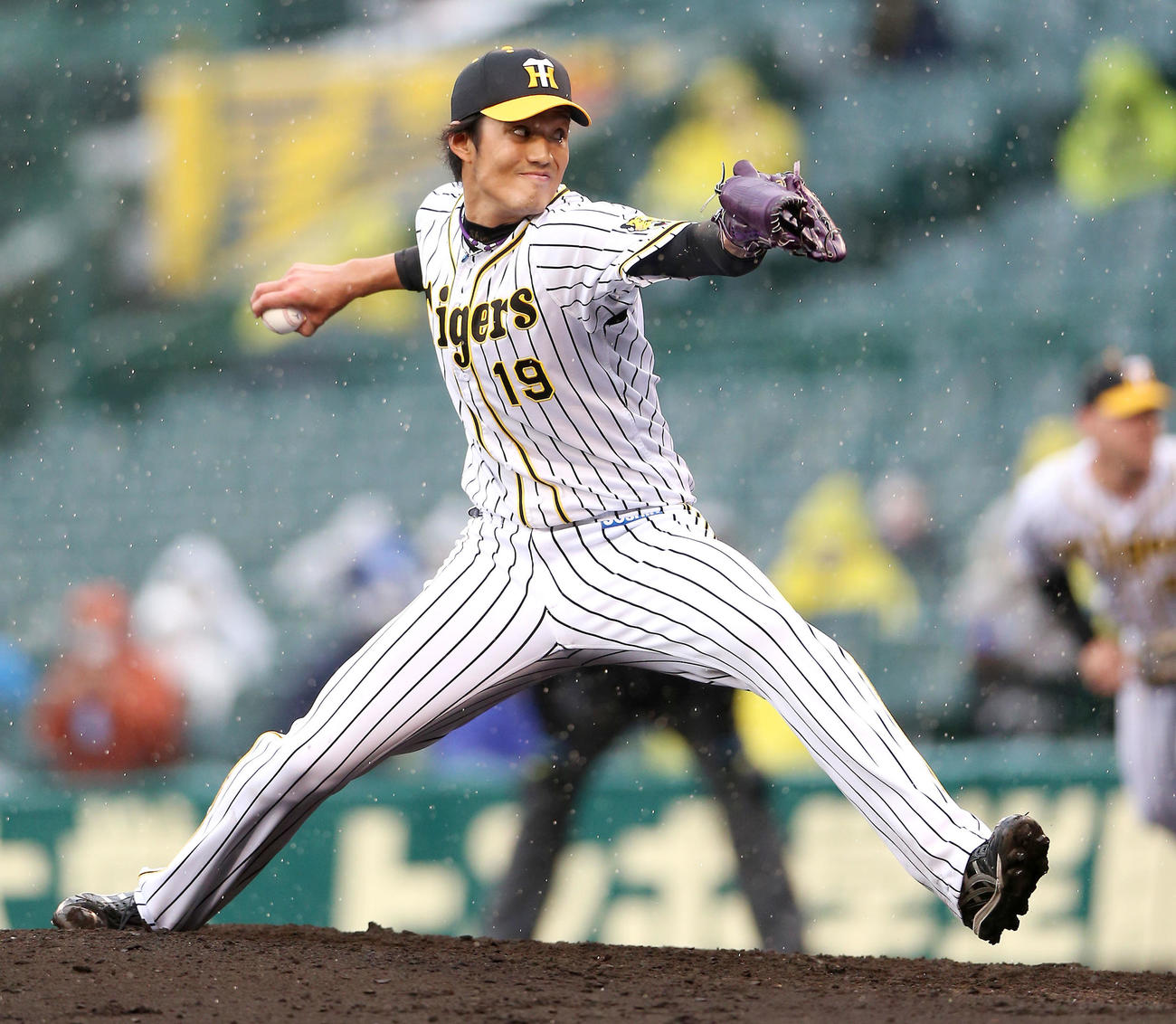 2021年3月12日　阪神対西武　雨の中、力投する藤浪晋太郎（撮影・上山淳一）