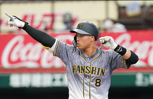 西武対阪神　3回表阪神2死二、三塁、打席で走者に向かて指示を出す佐藤輝（撮影・菅敏）