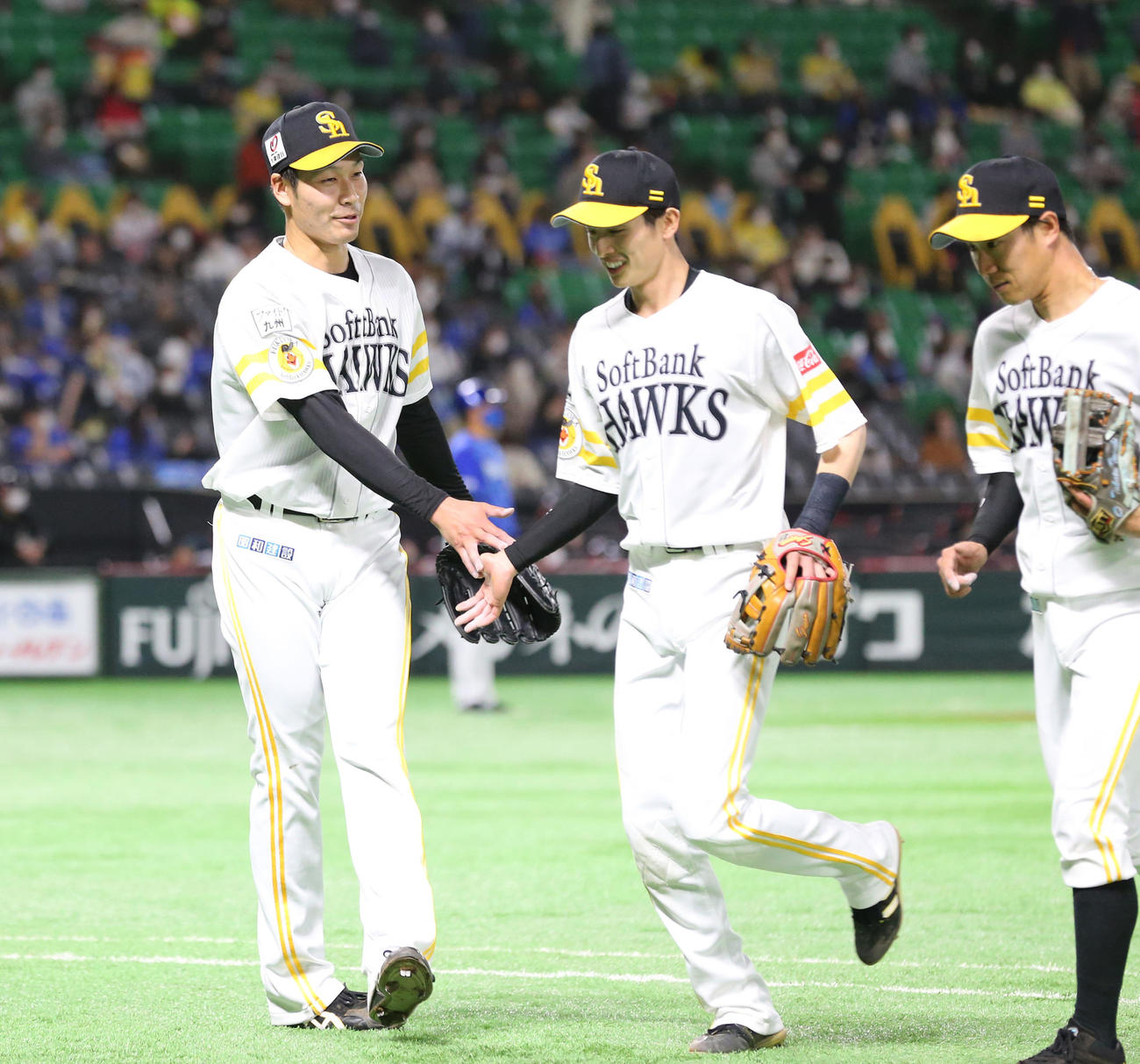ソフトバンク対DeNA 3回表DeNA1死一塁、武田は桑原を遊併殺打に仕留め笑顔、中央は周東（撮影・梅根麻紀）