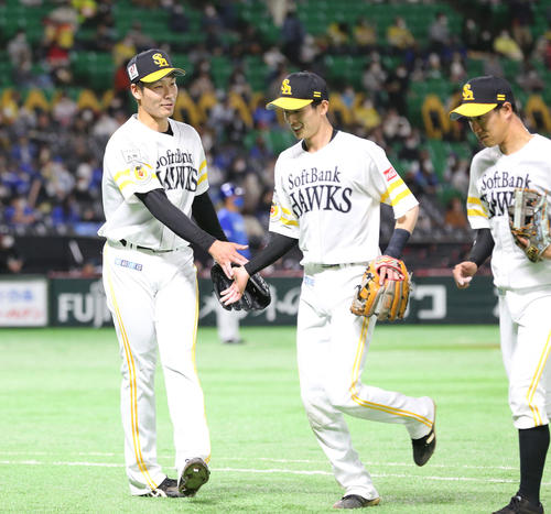 ソフトバンク対DeNA 3回表DeNA1死一塁、武田は桑原を遊併殺打に仕留め笑顔、中央は周東（撮影・梅根麻紀）