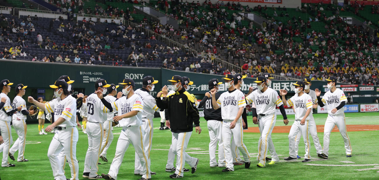 広島に勝利しベンチ前でハイタッチをかわすソフトバンクナイン（撮影・梅根麻紀）