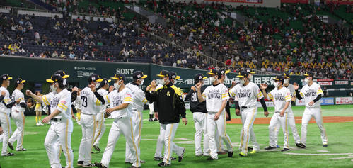 広島に勝利しベンチ前でハイタッチをかわすソフトバンクナイン（撮影・梅根麻紀）