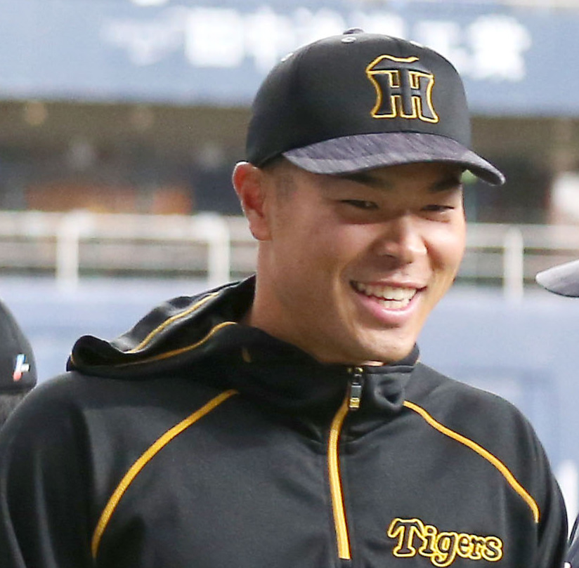 オリックス対阪神　練習中、笑顔を見せる佐藤輝（撮影・上山淳一）