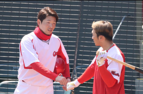 練習中、話し込む投手キャプテンの大瀬良（左）と野手キャプテンの鈴木誠（右）（撮影・加藤孝規）