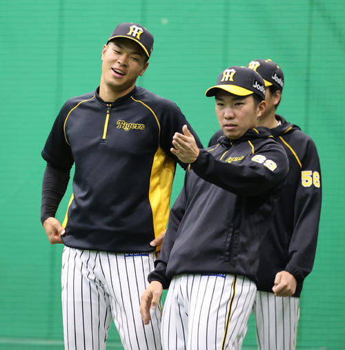 練習を行う佐藤輝明（左）と石井大智（撮影・清水貴仁）