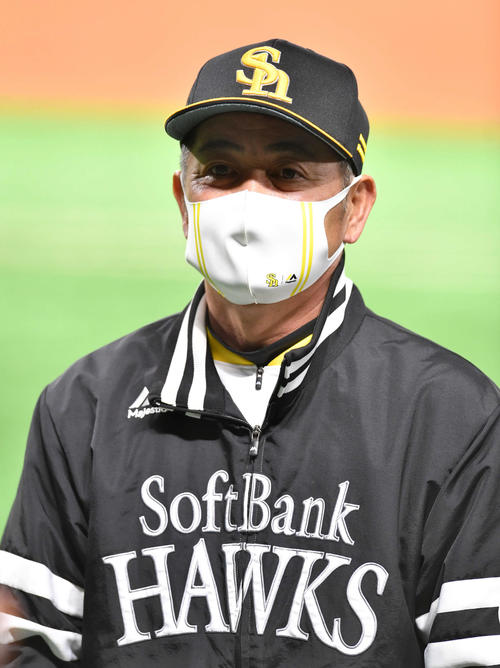 囲み取材を受ける工藤監督（撮影・岩下翔太）