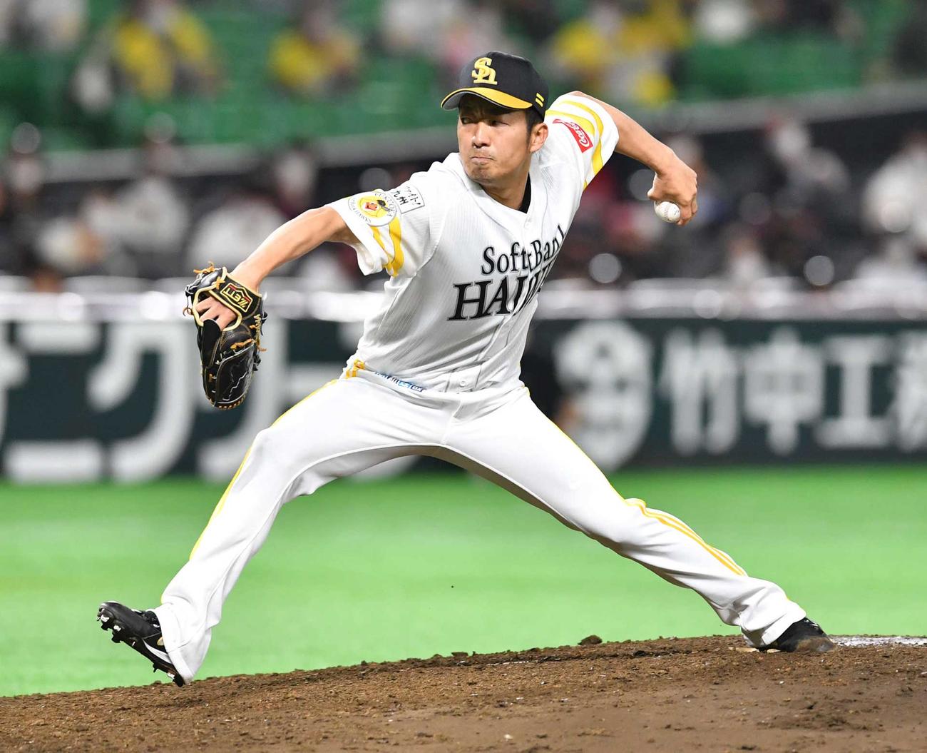 ソフトバンク対ロッテ　8回表より登板したソフトバンク2番手の嘉弥真（撮影・岩下翔太）
