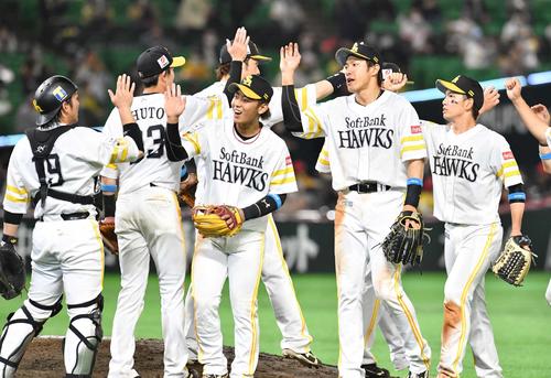 ソフトバンク対ロッテ 開幕戦で制しタッチを交わす今宮(中央)、柳田(同右)らソフトバンクナイン(撮影・岩下翔太)