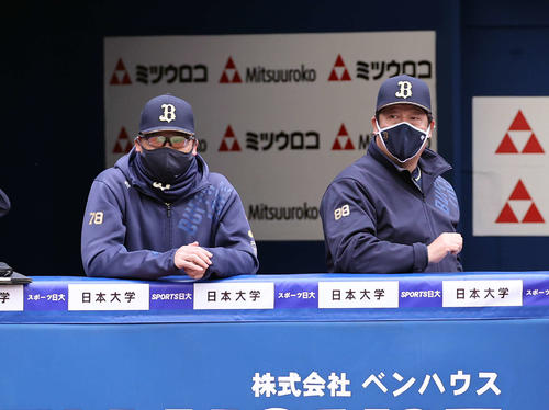 戦況を見つめるオリックス中嶋監督（左）と水本コーチ（2021年3月5日撮影）