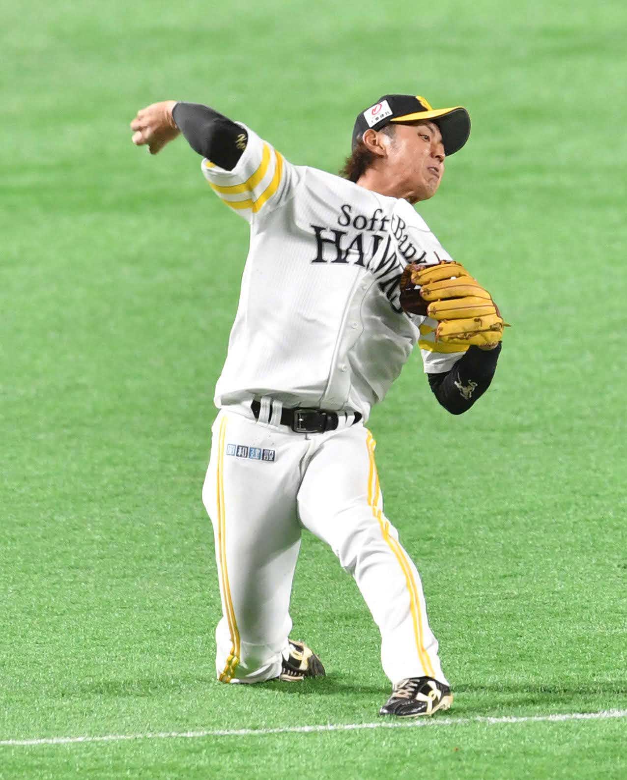 1回表2死満塁、鳥谷の打球を好守する今宮（撮影・岩下翔太）