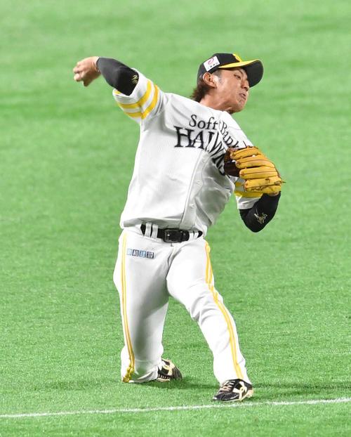 1回表2死満塁、鳥谷の打球を好守する今宮（撮影・岩下翔太）