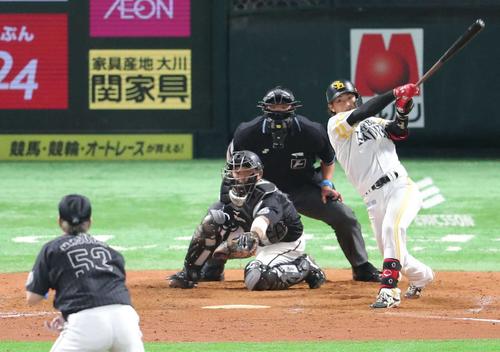 9回裏、今宮はサヨナラとなる二塁打を放つ（撮影・梅根麻紀）