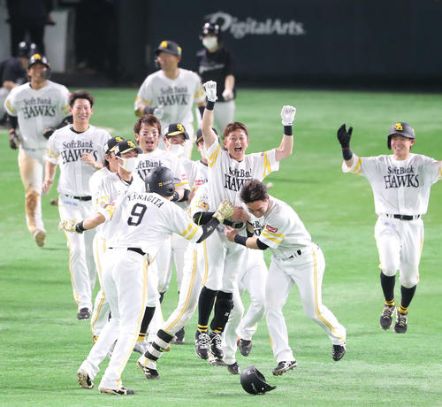 ソフトバンク対ロッテ　9回裏ソフトバンク2死満塁、川島は右前サヨナラ2点適時打を放ち、歓喜のナインに囲まれる（撮影・梅根麻紀）