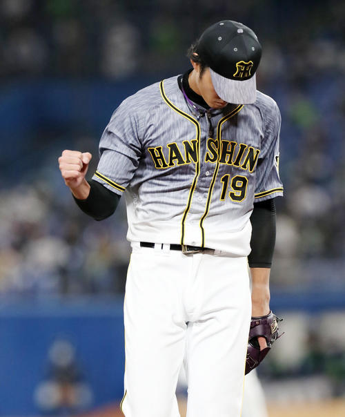 2021年3月26日、ヤクルト戦の4回裏2死一、三塁、藤浪は坂口を中飛に仕留めガッツポーズを見せる