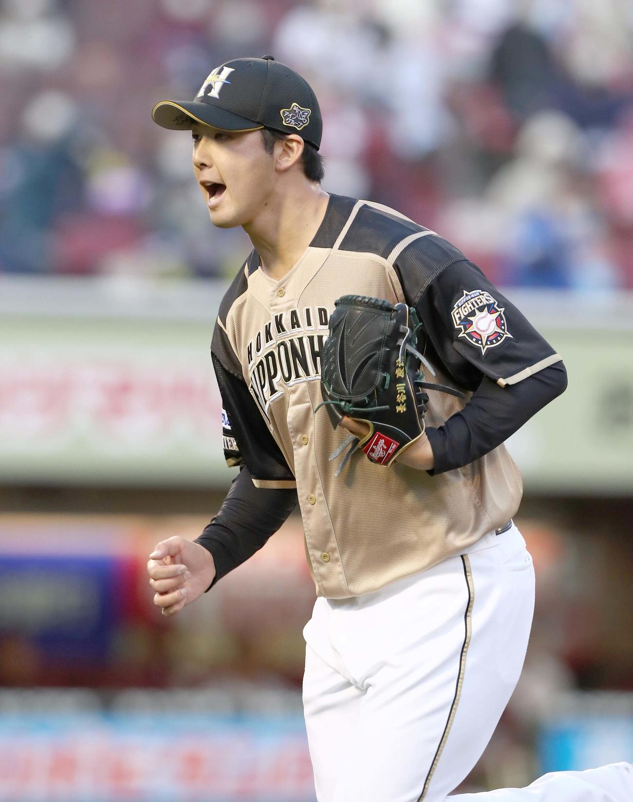 3月27日の楽天戦の7回裏、打者を3人で抑え叫ぶ長谷川（2021年3月27日撮影）