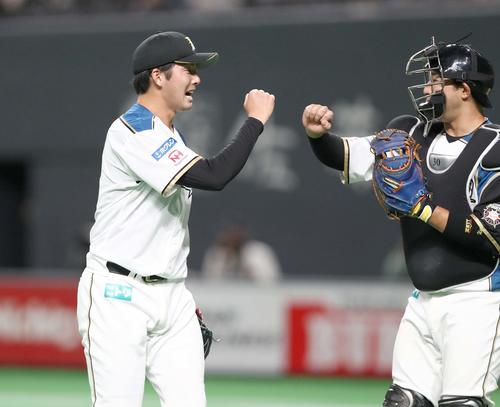 日本ハム対西武　7回表、無失点に抑え宇佐見（右）とタッチする長谷川（撮影・黒川智章）