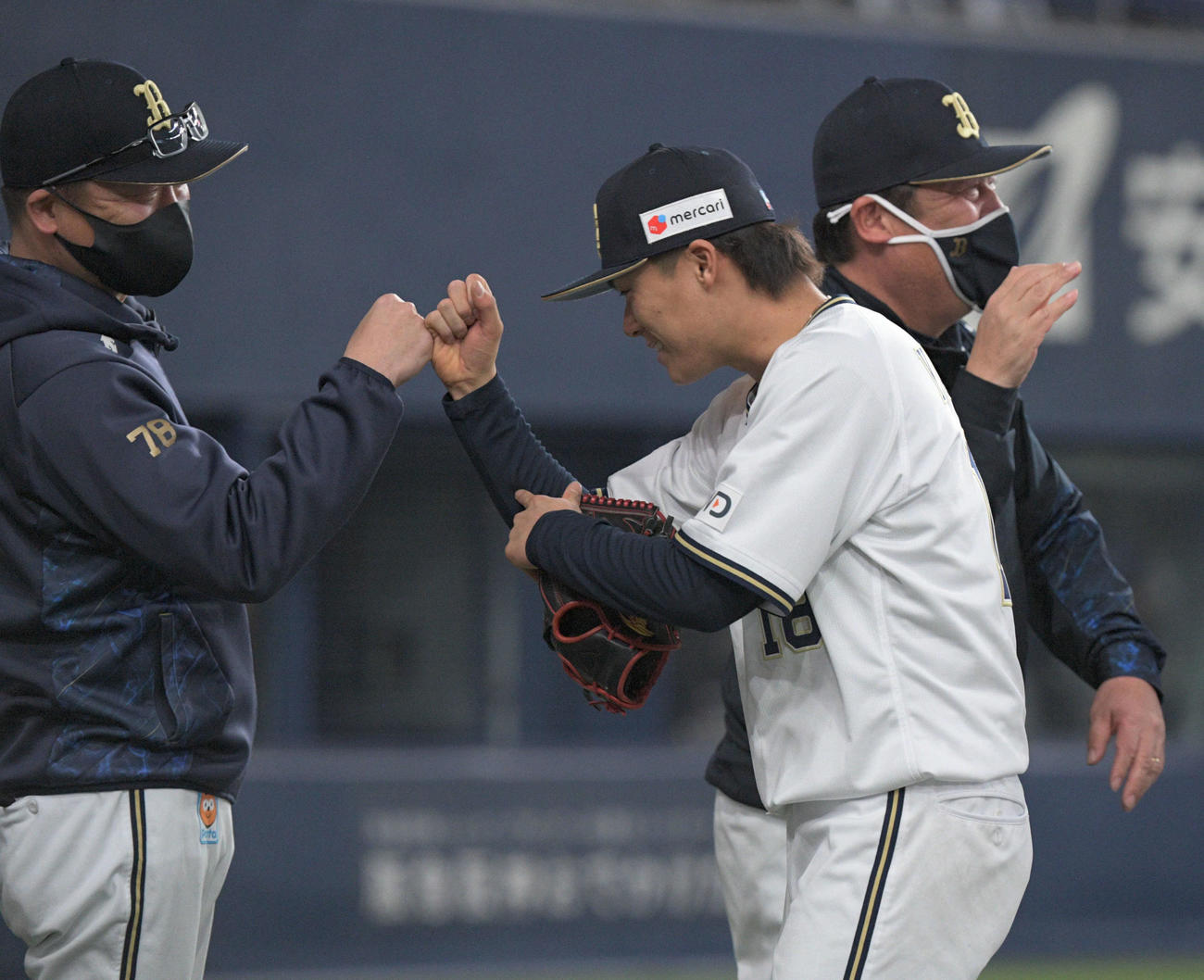 完封勝利の山本由伸（右）は中嶋聡監督とグータッチ（撮影・渦原淳）