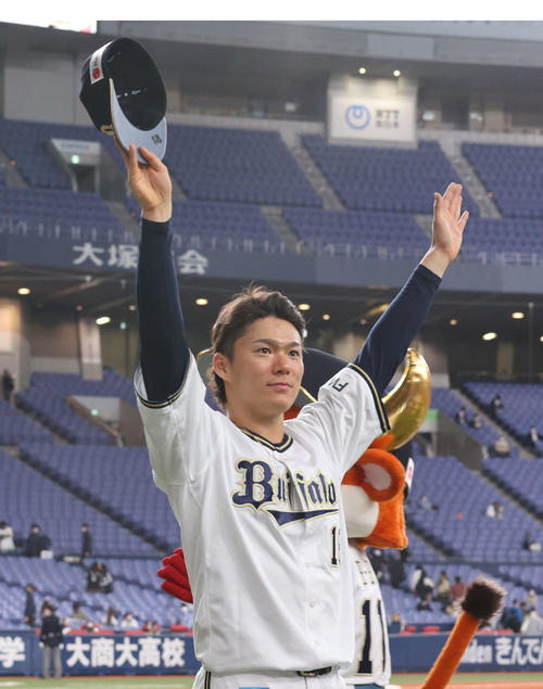 完封で今季初勝利を挙げ、ファンの声援にこたえる山本（撮影・渦原淳）