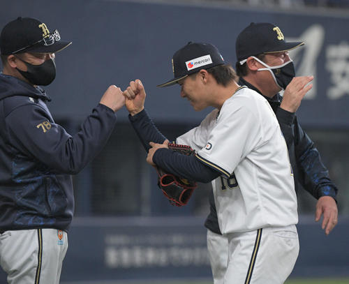 完封勝利の山本由伸（右）は中嶋聡監督とグータッチ（撮影・渦原淳）