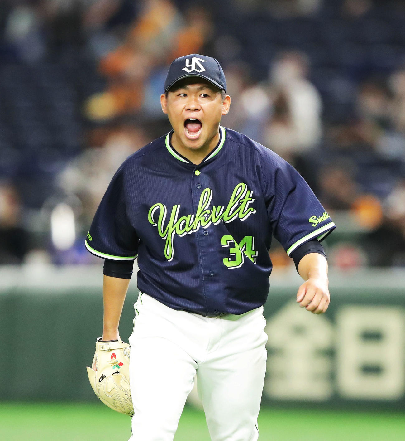 巨人対ヤクルト　6回裏巨人1死一、二塁、岡本和を併殺で抑え雄たけびを上げる田口（撮影・河田真司）