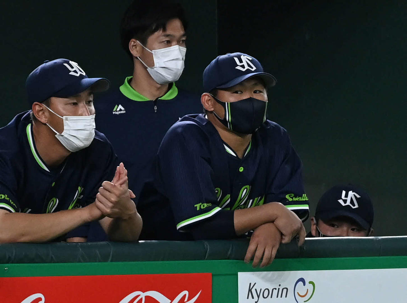 巨人対ヤクルト　9回裏巨人2死一塁、若林の適時二塁打に苦笑いの田口（右から2人目）（撮影・山崎安昭）